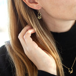 Boucles d'oreilles or jaune 750 motif demi-cercle pampilles feuilles - vue porté 1