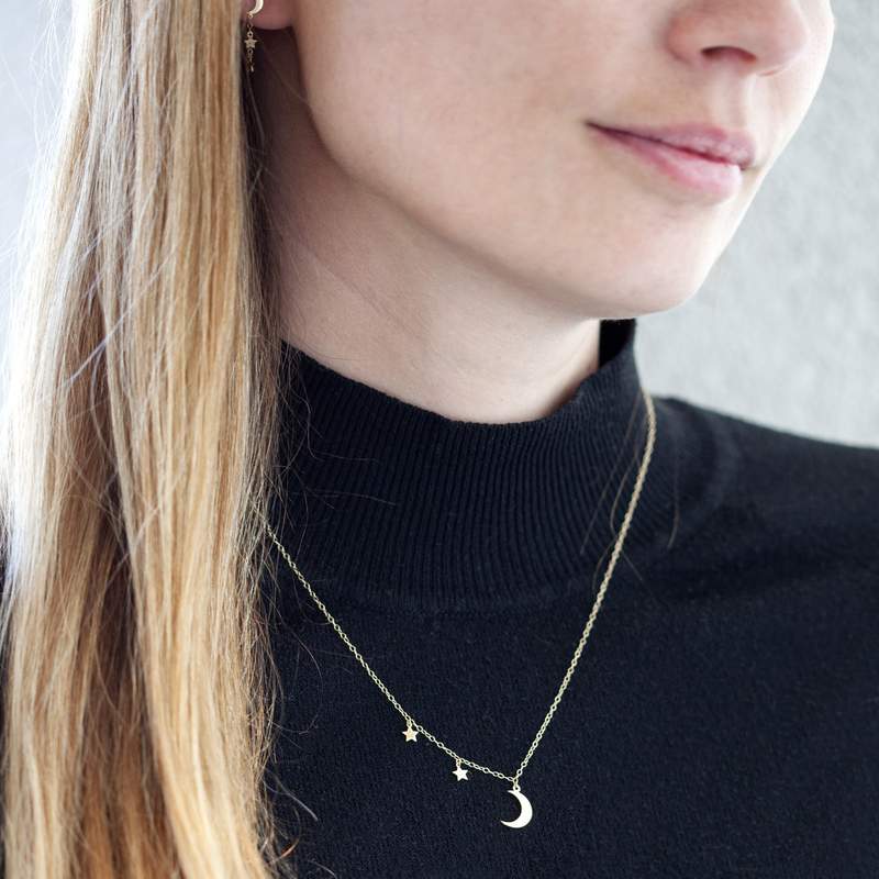 Collier or jaune 750 45 cm motif 2 étoiles et 1 lune - vue porté 1