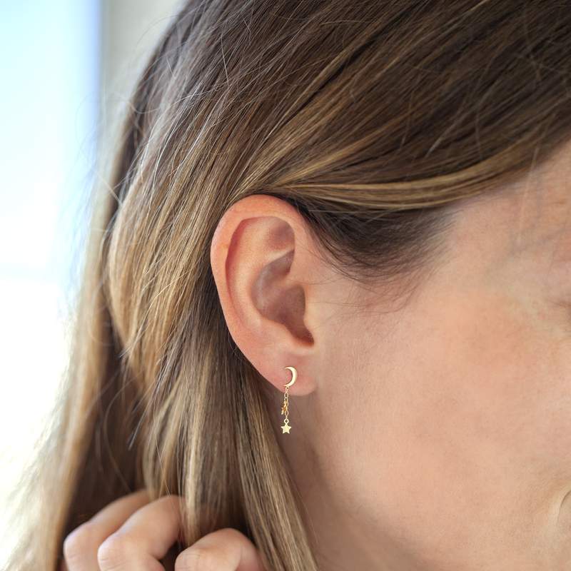 Boucles d'oreilles or jaune 750 motif lunes et étoiles - vue porté 1