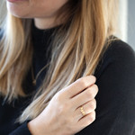 Bague or jaune 750 motif coeurs - vue porté 1