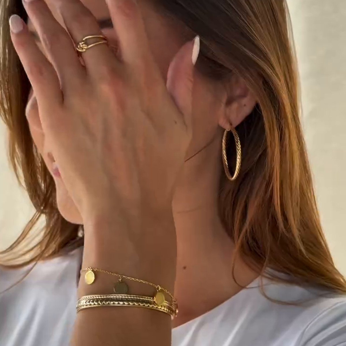 Vergulde armband met gehamerde medailles, 18 cm – foto van de armband omgedragen 2