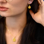 Boucles d'oreilles plaqué or médailles martelées - vue porté 1