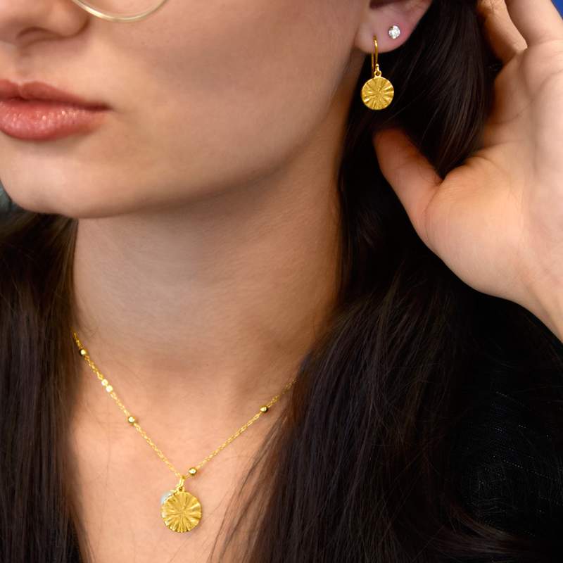 Boucles d'oreilles plaqué or médailles martelées - vue porté 1
