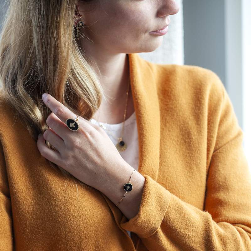 Bague plaqué or zirconias résine - vue porté 1