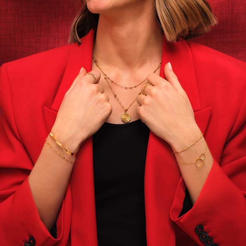 48 cm gold-plated necklace with engraved medallion - worn view 1
