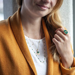 Collier plaqué or médaille ciselée et pampille malachite 48 cm - vue porté 1