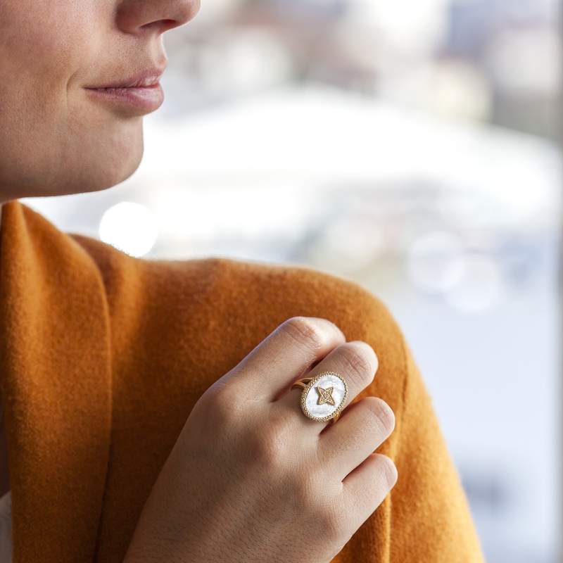Bague plaqué or zirconias nacre motif étoile - vue porté 1