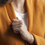 Collier plaqué or nacre motif anneau perlé 42 à 45 cm - vue porté 1