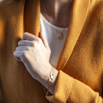 Bracelet plaqué or résine blanche, motif anneau perlé 18 cm - vue porté 1