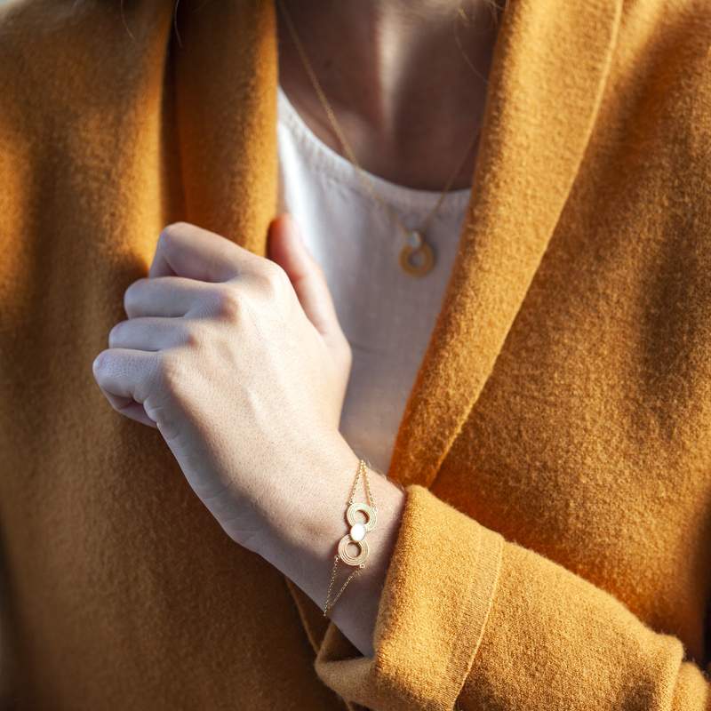 Vergulde armband van witte hars, motief met parelring 18 cm - gedragen 1