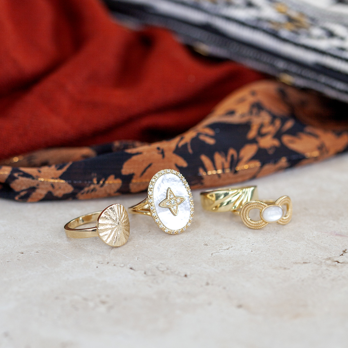 Bague plaqué or nacre, anneaux perlés - vue D1