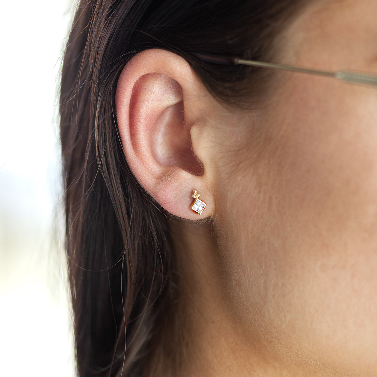 Boucles d'oreilles plaqué or zirconias - vue porté 1
