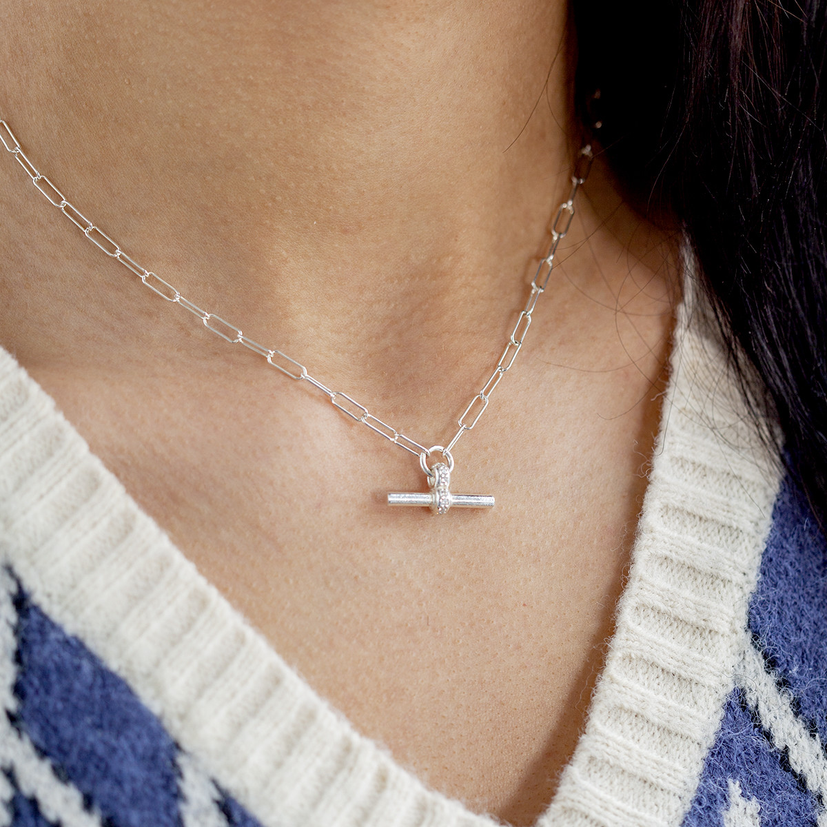 Collier argent 925 maille trombone motif T/bar zirconias. Longueur 41 cm - vue porté 1
