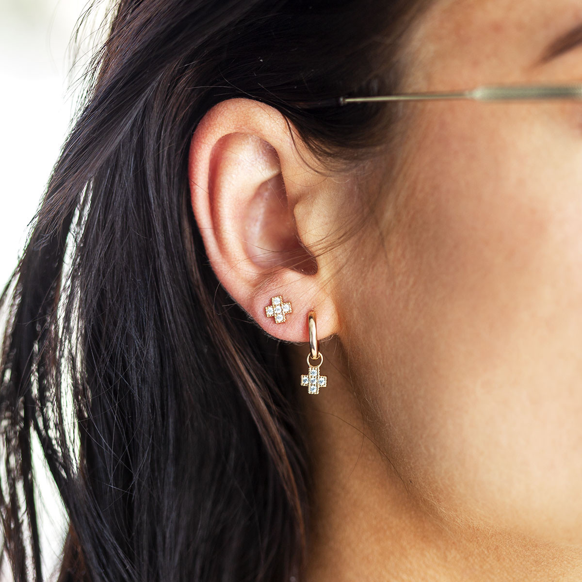 Boucles d'oreilles plaqué or zirconias, motif croix - vue porté 2