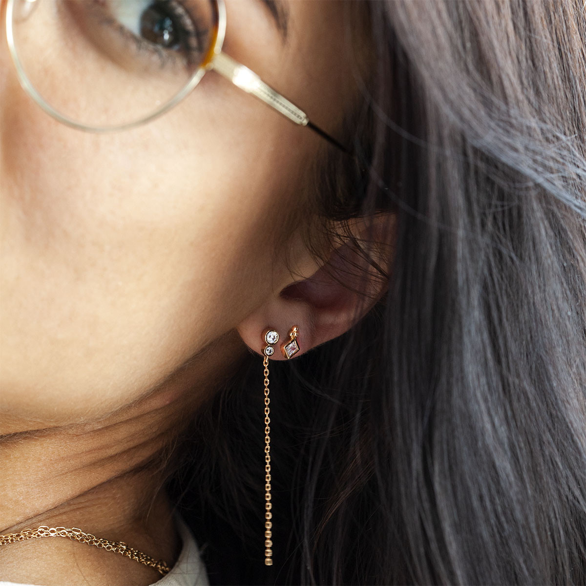 Boucles d'oreilles pendants plaqué or zirconias - vue porté 2