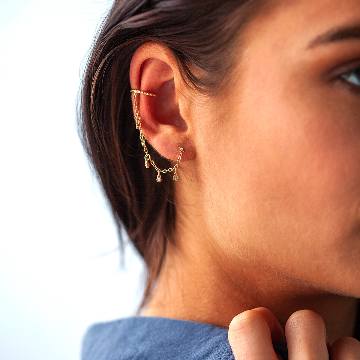 Bague d'oreille ear cuff plaqué or pampilles trèfles et pampilles zirconias, vendue à l'unité - vue porté 1