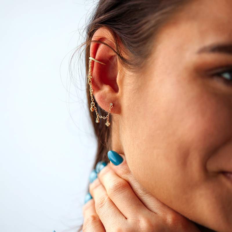Bague d'oreille ear cuff plaqué or pampilles trèfles et pampilles zirconias, vendue à l'unité - vue porté 2