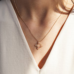 Collier plaqué or croix sertie de zirconias 45 cm - vue porté 1
