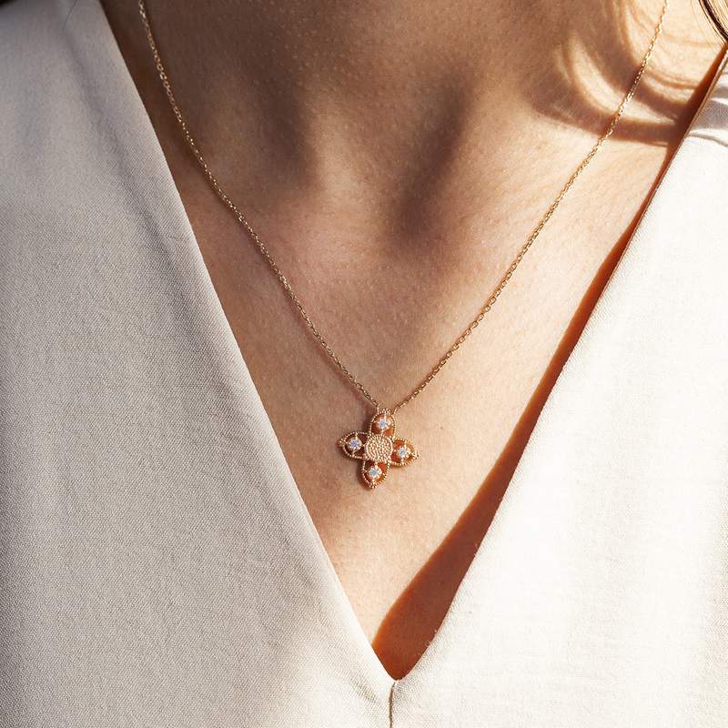 Collier plaqué or croix sertie de zirconias 45 cm - vue porté 1
