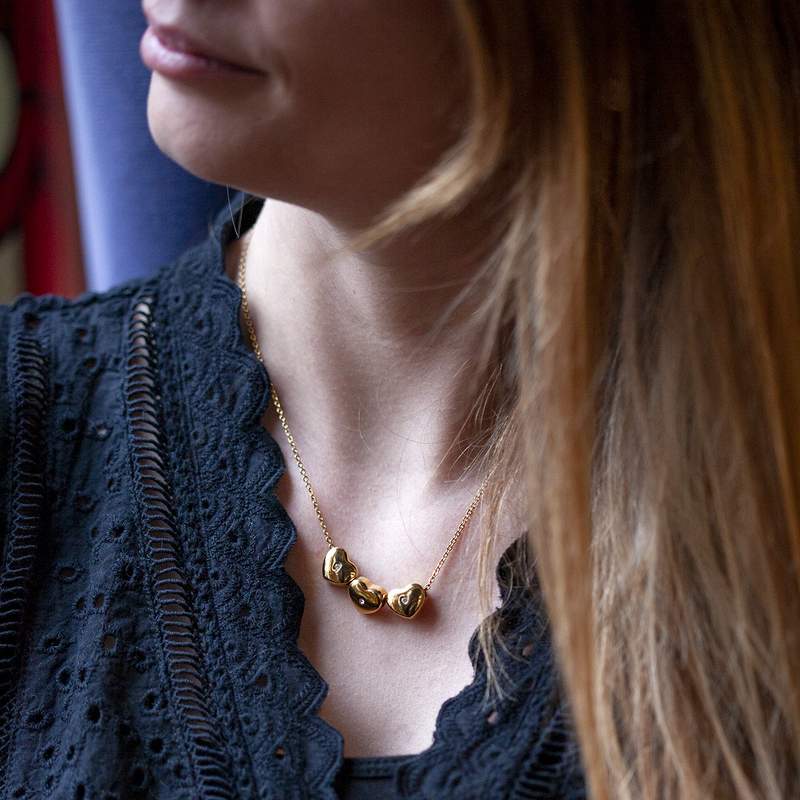 Collier acier jaune 45 cm pierres blanches motif coeur - vue porté 1