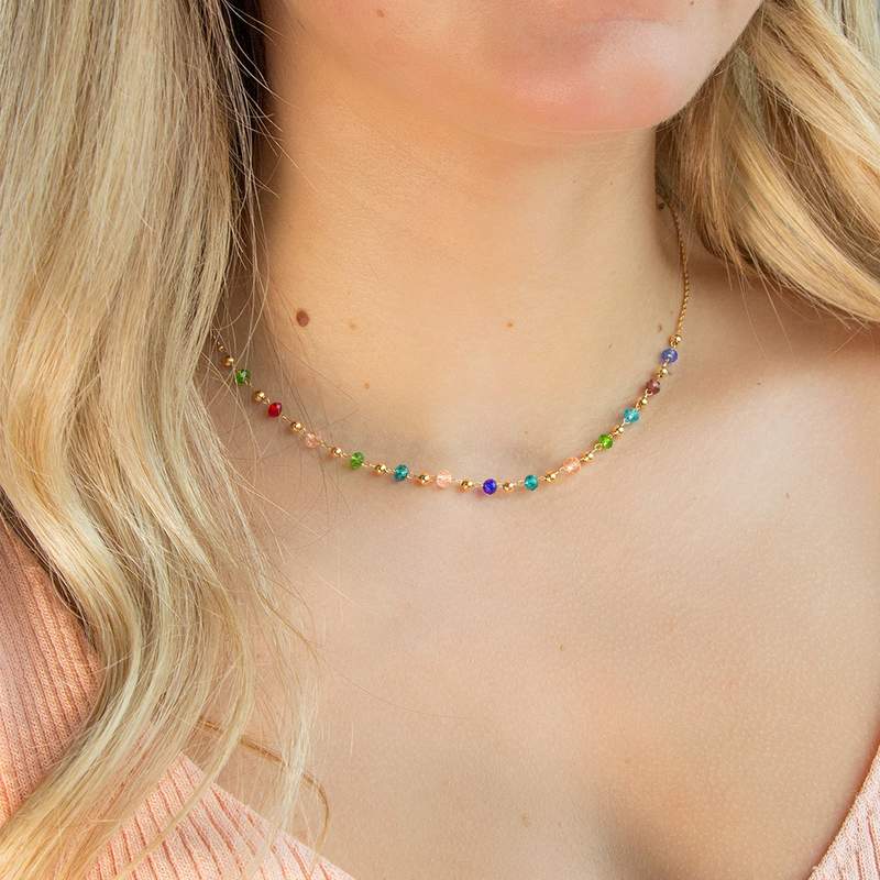 Collier plaqué or perles en cristal multicolores 40 à 45 cm - vue porté 1