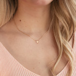 Collier plaqué or motif étoile 45 cm - vue porté 1