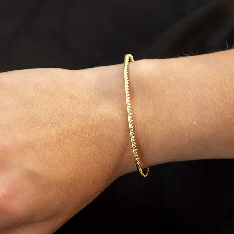 Bracelet rigide plaqué or motif perlé 60 mm - vue porté 1