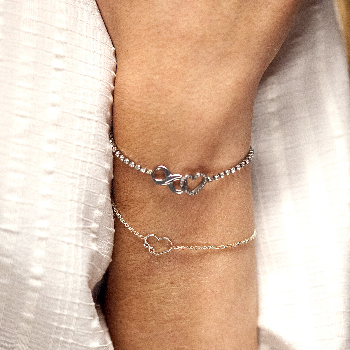 Bracelet acier zirconias 22 cm motif coeur et infini - vue porté 1