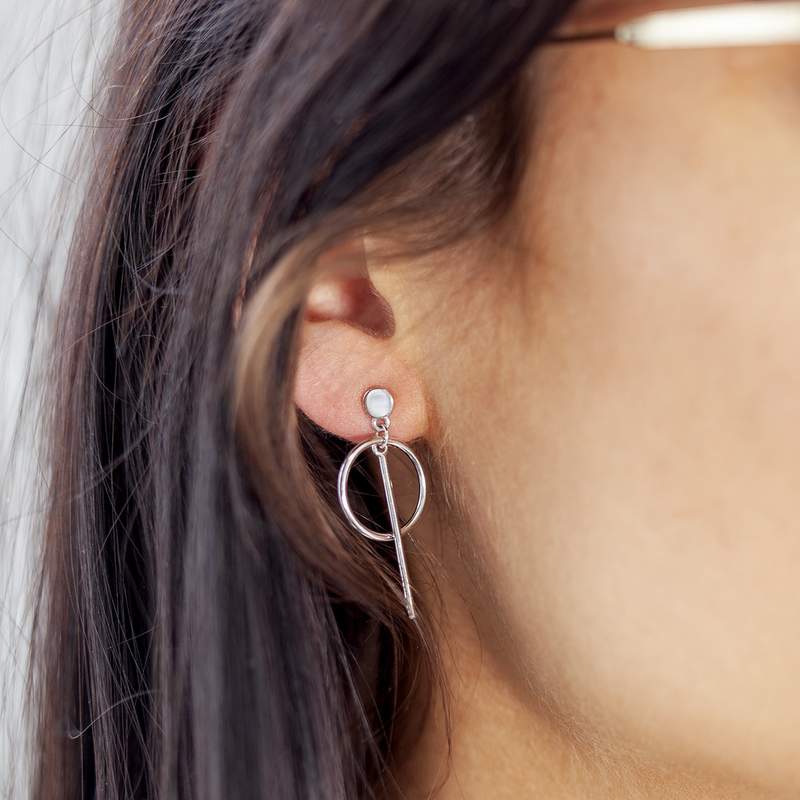 Boucles d'oreilles argent 925 motif barrette et anneau - vue porté 1