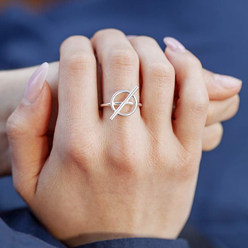 Bague argent 925 motif anneau et barrette - vue porté 1
