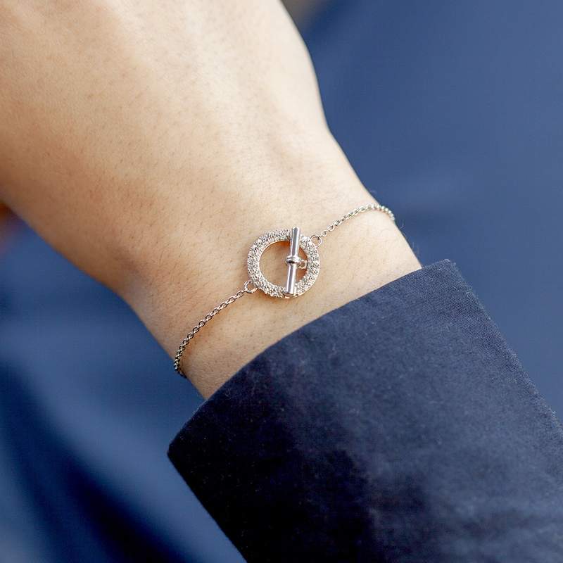 Bracelet argent 925 motif fermoir T/bar serti de zirconias 16 à 18 cm - vue porté 1