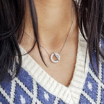 Collier argent 925 motif fermoir T/bar serti de zirconias 42 à 45 cm - vue porté 1