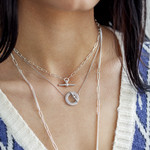 Collier argent 925 motif fermoir T/bar serti de zirconias 42 à 45 cm - vue porté 2