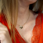 Collier plaqué or motif coeur et serrure 45 cm - vue porté 1