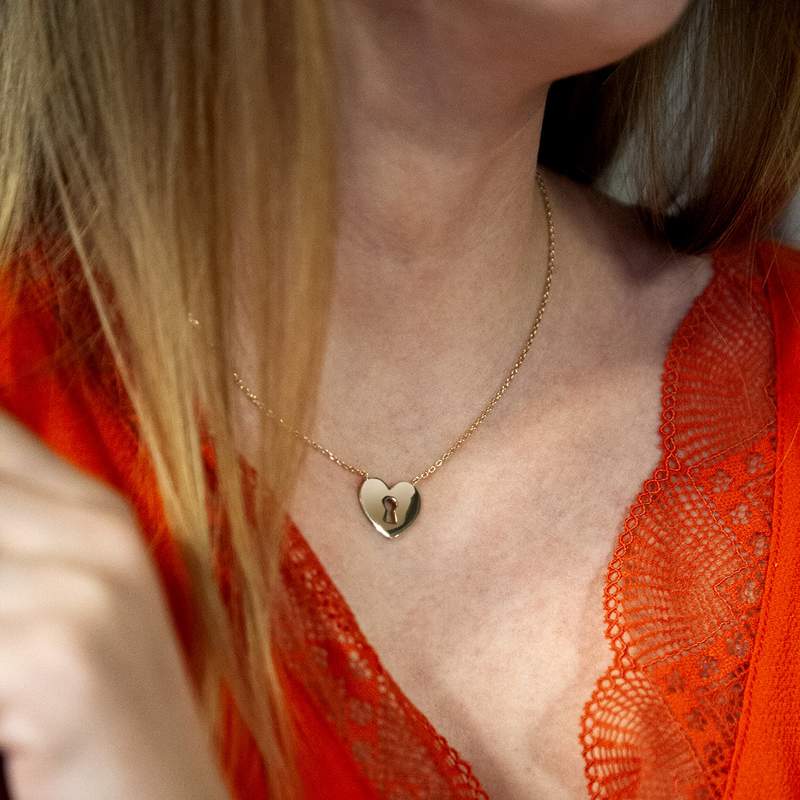 Collier plaqué or motif coeur et serrure 45 cm - vue porté 1