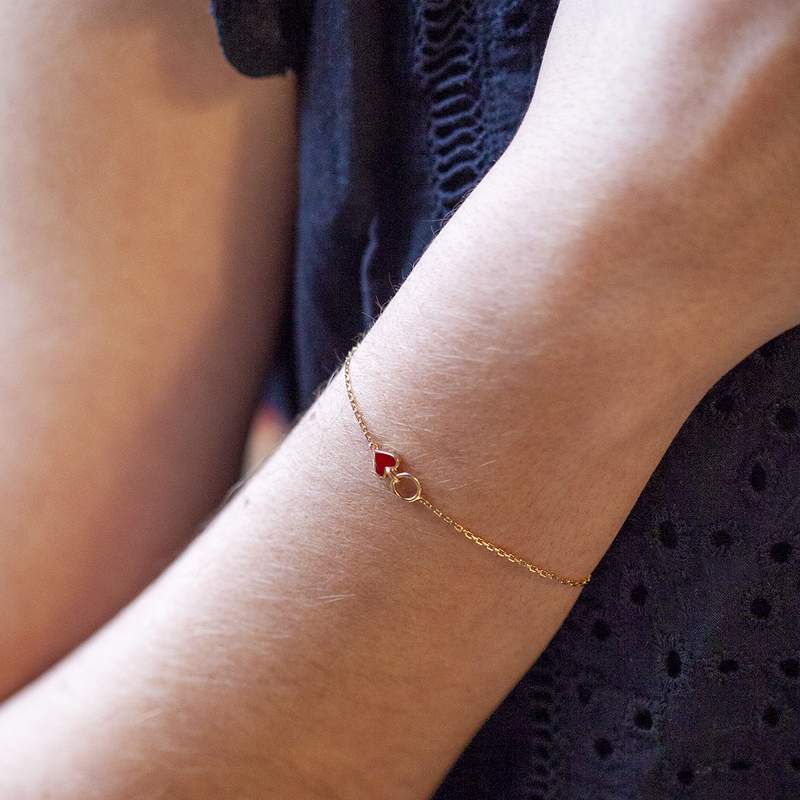 Bracelet plaqué or coeur laque rouge et anneau 18 cm - vue porté 1