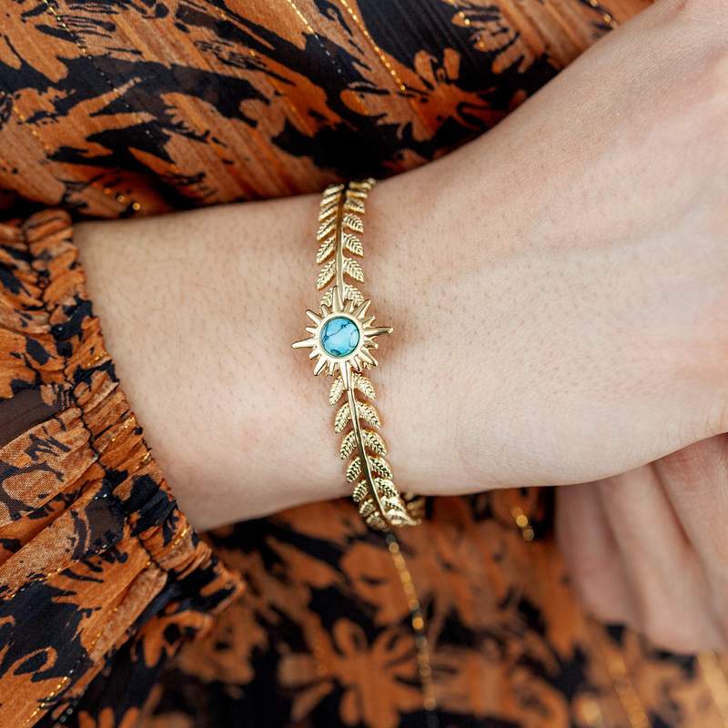 Bracelet rigide acier jaune turquoise soleil 60 mm - vue porté 1