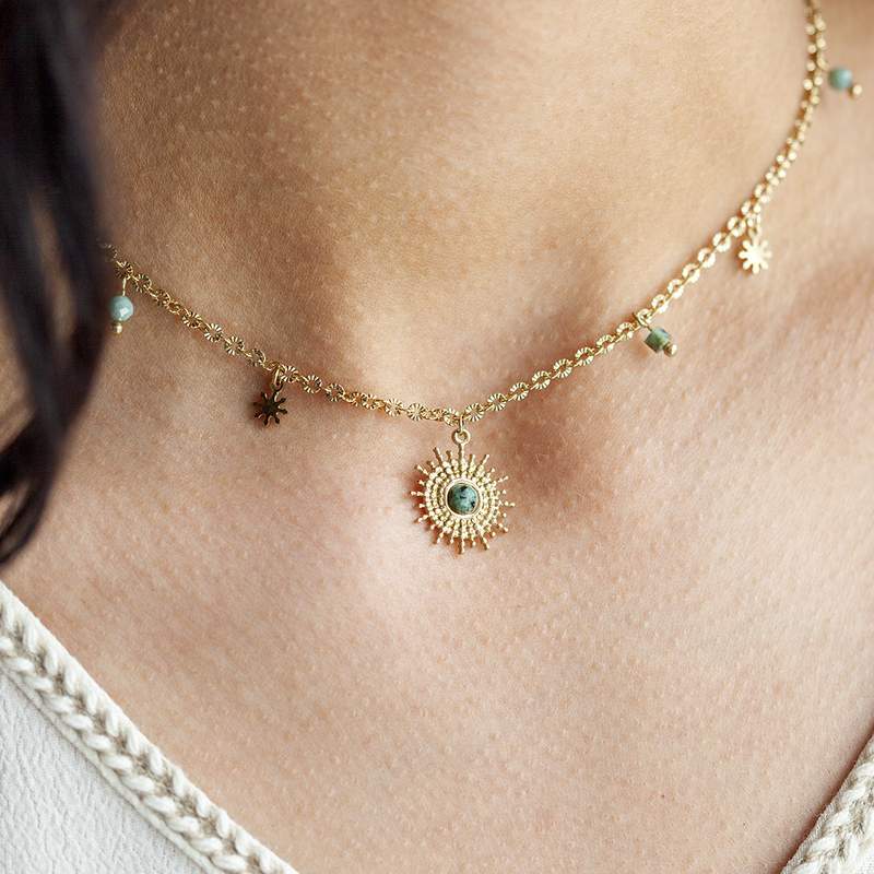 Collier acier jaune pierres naturelles soleil 43 cm - vue porté 1