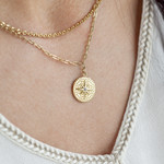 Collier acier jaune pierre imitation blanche étoile 41,5 cm - vue porté 1