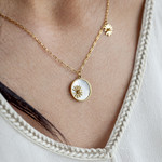 Collier acier jaune nacre 45 cm - vue porté 1