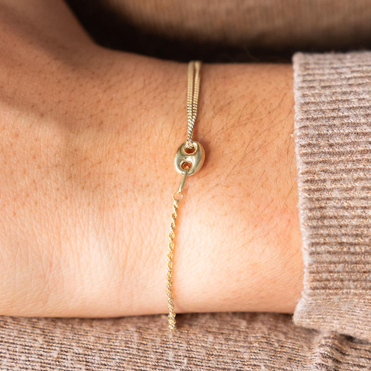 Armband in 375 asymmetrisch geel goud, koffieboon motief 19 cm - gedragen zicht 1