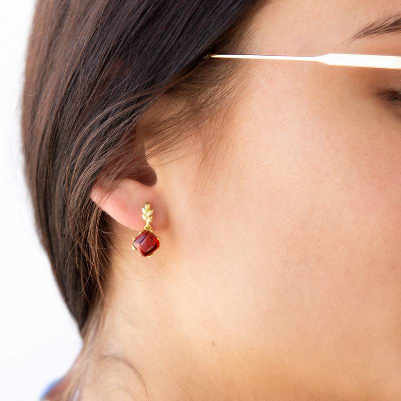 Boucles d'oreilles or 375 jaune grenat - vue porté 1