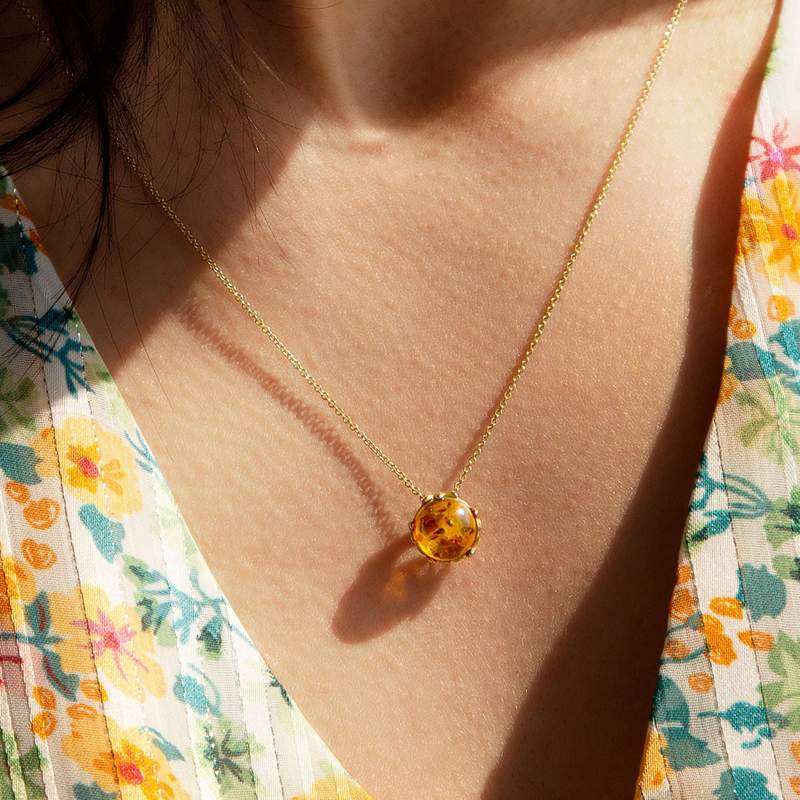 Collier or 375 jaune ambre 48cm - vue porté 1