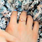 Bague or 375 rose quartz - vue porté 1