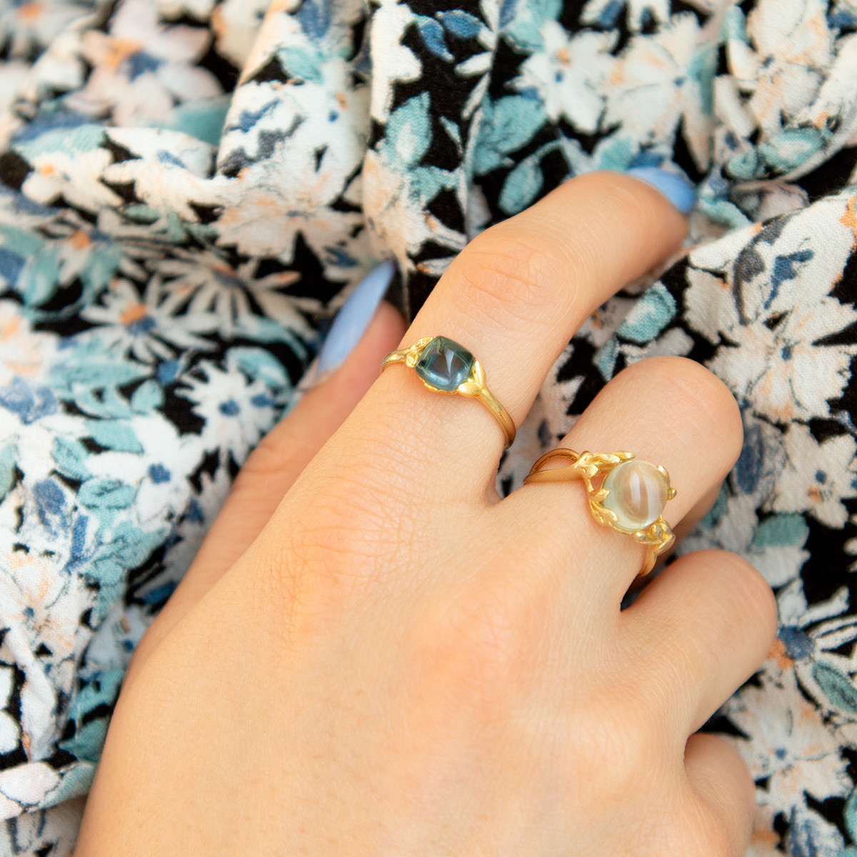 Bague or 375 jaune topaze bleue traitée - vue porté 2