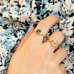 Bague or 375 jaune topaze bleue traitée - vue porté 2