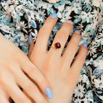 Bague or 375 jaune grenat - vue porté 1