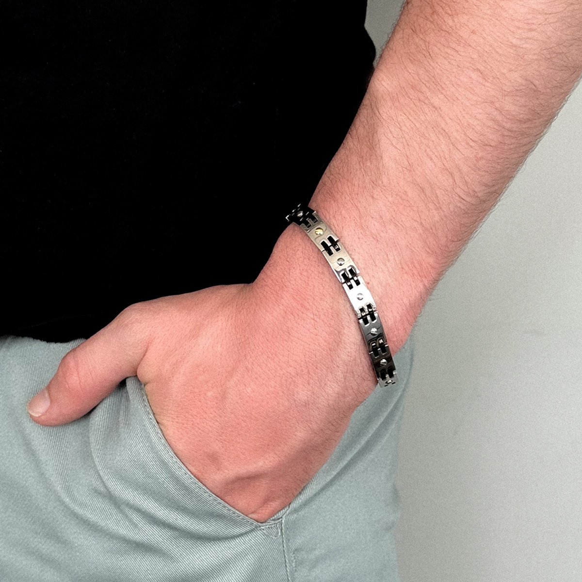Bracelet acier bicolore noir 21 cm vis - vue porté 1