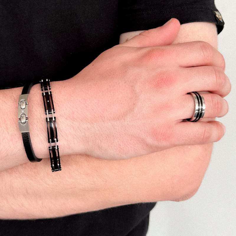 Bague acier bandes noires - vue porté 1