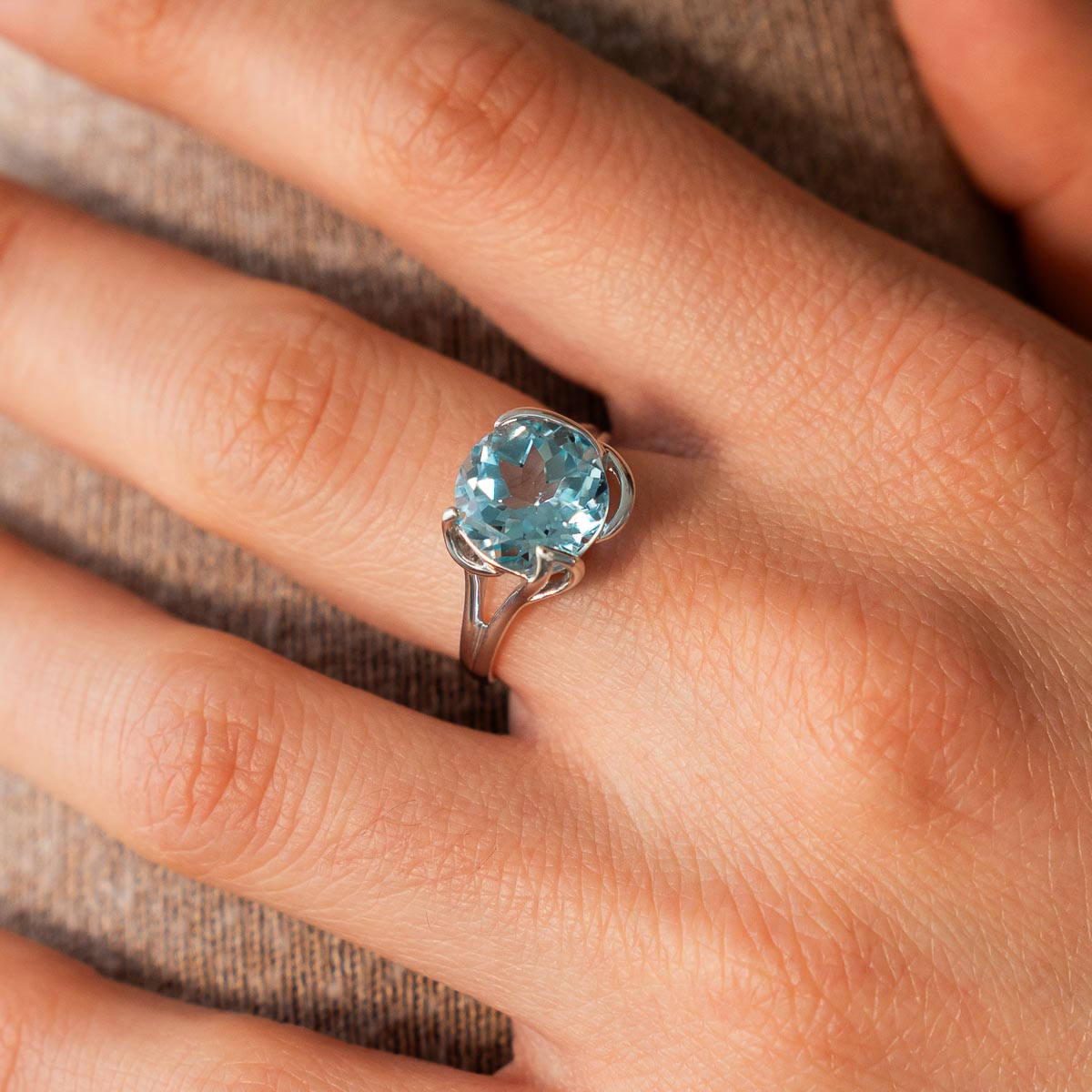 Bague argent 925 topaze bleue traitée 4 carats - vue porté 1